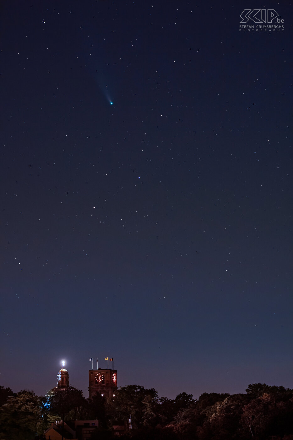 Hageland by night - Komeet NEOWISE boven basiliek van Scherpenheuvel   In juni 2022 konden we de komeet NEOWISE met zijn lichtgevende staart aan de sterrenhemel zien. Op deze foto is de komeet hoog boven de basiliek van Scherpenheuvel zichtbaar. Stefan Cruysberghs